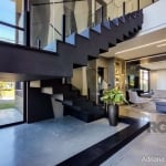 Espetacular casa de esquina com 06 dormitórios, sendo 04 suítes, uma delas no térreo. Arquitetura imponente e arrojada, cheia de detalhes e de muito bom gosto.&lt;BR&gt;&lt;BR&gt;Amplo living com lare