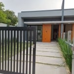 Descubra esta encantadora casa à venda na Rua Rio Douradinho, localizada no coração do Centro de Xangri-Lá. Com uma área total de 180 m² e privativa de 134 m², esta propriedade é perfeita para quem bu