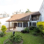 Descubra esta incrível casa à venda na Rua Padre João Batista Reus, no bairro Camaquã, Porto Alegre. Com uma área privativa de 426 m² e total de 179 m², este imóvel oferece um quintal espaçoso, ideal 