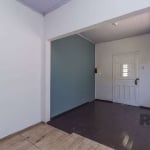 Excelente oportunidade com duas casas no mesmo terreno, ambas com acessos individuais, proporcionando privacidade e conforto para os moradores.&lt;BR&gt;Casa da frente: Com 60m², esta residência conta