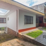 Casa térrea residencial com 3 dormitórios, living, cozinha, banheiro social, área de serviço separada e pátio gramado nos fundos. Vaga para 3 carros e espaço adicional que pode ser usado como depósito