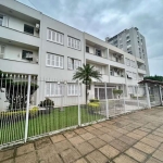 Amplo apartamento para venda, com 3 dormitórios, sendo 1 com sacada, 2 banheiros, sendo 1 com box de vidro, cozinha com área de serviço separada e piso em parquet.&lt;BR&gt;Localizado na Rua Padre Hil