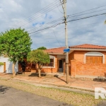 Linda casa à venda no bairro Guarujá | Imóvel conta com 3 dormitórios sendo uma suite, sala de estar e jantar, cozinha, 2 banheiros reformados, dependência de empregada, garagem para 2 carros, portão 