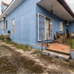 Excelente casa à venda. Propriedade ideal para sua residência e seu negócio comercial (oficina, pet shop, marcenaria). Essa propriedade dispões de 3 dormitórios. O quarto de casal, além de amplo e bem