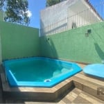 Oportunidade casa térrea na Zona Sul de Porto Alegre, com 63 m² privativos, piscina, espaço gourmet, 2 dormitórios com armários sob medida de ótimo padrão e aproveitamento em todos os ambientes. Sala 