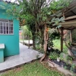 Casa com pátio extenso no bairro Vila Nova. &lt;BR&gt;03 dormitórios, living 02 ambientes com lareira, banheiro, cozinha, área de serviço, para 01 carro coberta  e na parte externa da casa  14 carros.