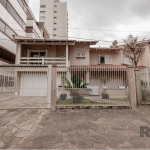 Descubra a casa dos seus sonhos à venda em Porto Alegre, no elegante bairro Jardim Itu Sabará. Esta encantadora residência de 232 m² oferece um espaço amplo e confortável, ideal para quem busca qualid