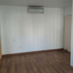 Apartamento a venda com 1 quarto, living 2 ambientes com lareira, cozinha com churrasqueira, 1 banheiro social e 1 vaga de garagem escriturada e fechada com grande mezanino, junto ao bairro Jardim Eur