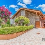 More na Mario Totta! Novidade com vista para o Rio Guaíba e pôr do sol. Lindo Jardim. Casa desocupada com 131m². São 5 dormitórios. Casa principal, térrea, 2 dormitórios com opção de 3º dormitório, co