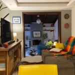 Apartamento Garden no bairro Petrópolis em Porto Alegre. 1 dormitório com suíte, closet, cozinha americana, lavabo, pátio com churrasqueira. Living aconchegante com lareira e estar jantar. 1 lance de 