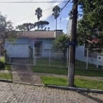 Casa localizada na Zona Sul, com 3 dormitórios, sendo 1 suíte, 1 banheiro social, sala para 2 ambientes (jantar e estar) e lareira. Dispõe de uma cozinha espaçosa com acesso à garagem para 2 veículos 