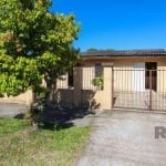 Casa térrea que possui 2 dormitórios, com possibilidade de um terceiro dormitório, cozinha, sala de estar, banheiro social, garagem para 1 carro. Com amplo terreno de 438m² de área total e algumas árv