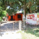 Terreno de esquina medindo 10x30 no bairro Ipanema, possui uma casa de 94m², não habitável de 2 dormitórios, sala, cozinha, área de serviço e 1 vaga de garagem.&lt;BR&gt;Em uma ótima localização na Av