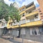 Apartamento 2 dorminotórios em ótima localização na Demétrio Ribeiro, possui sala, cozinha com área de serviço e banheiro social, fica com split. Recentemente reformado. Condomínio enxuto junto a todo