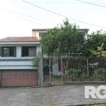 Casa de Alvenaria 5 dormitórios, 450m² na Villa Ipiranga&lt;BR&gt;&lt;BR&gt;Andar nível rua: sala de estar 3 ambientes com grandes aberturas(janela) hall de entrada, lareira, sala de estar, gabinete e