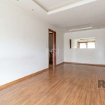 Excelente apartamento ,  todo em laminado, 1 dormitório c/ armários,  living 2 ambientes c/ sanca, sacada, cozinha c/ armários, área de serviço e banheiro social c/ iluminação direta. Edifício c/ gás 