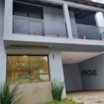 VENDE CASA COM UM EXCELENTE PADRÃO DE ACABAMENTO, COM 170M² PRIVATIVOS DISTRIBUÍDOS  PARA PROPORCIONAR MÁXIMO CONFORTO. COM 3 DORMITÓRIOS, SENDO 2 SUÍTES - UMA DELAS MASTER COM CLOSET -, LIVING AMPLO 