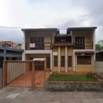 Casa ampla de 330m² com excelente distribuição dos espaços. Conta com 6 dormitórios, sendo 2 suítes, todos bem iluminados e arejados. A propriedade possui sacada com vista agradável, edícula espaçosa 