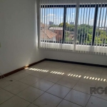 Sala comercial em excelente estado.&lt;BR&gt;Prédio com portaria em horário comercial.&lt;BR&gt;Sala com hall, banheiro, 2 salas de frente e mais uma terceira sala menor (esta sem janela).&lt;BR&gt;Su