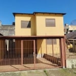 Predio com 02 apartamentos,, andar superior com três dormitórios, com aproximadamente 120m2, piso frio, janelas em alumínio,  01vaga individual para carro.&lt;BR&gt;Toda com gradil e portão eletrônico