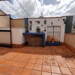 Excelente cobertura de dois dormitórios localizada no bairro Petrópolis.&lt;BR&gt;No primeiro pavimento estão os dormitórios, living integrado à sacada fechada, cozinha, e banheiro social.&lt;BR&gt;Na