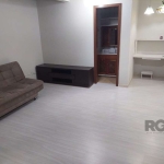 Coliseu vende  amplo JK reformado com 35,21m² úteis, sala / dormitório, cozinha com armários, piso laminado,  área de serviço, banheiro,  arejado e iluminado.&lt;BR&gt;&lt;BR&gt;Possui  uma vaga escri