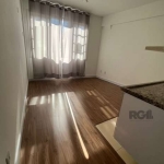 Ótimo apartamento JK no Centro, reformado, desocupado, lateral. Possui sala/dormitório com piso laminado, cozinha integrada, e banheiro com ventilação natural. Imóvel muito ventilado e iluminado. Esta