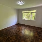 Apartamento JK para venda no bairro Menino Deus.&lt;BR&gt;&lt;BR&gt;Imóvel com 33m², no quarto andar, 1 dormitório/sala, cozinha com balcão, piso parquet, bem arejado e silencioso.&lt;BR&gt;&lt;BR&gt;