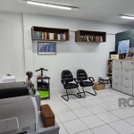 Sala comercial dividia em três ambientes, sala de atendimento, cozinha e banheiro. Sala de frente com vista, ar condicionado, piso em cerâmica, nichos e luminárias. Cozinha com balcão de pia e armário