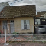 Excelente terreno com casa de 67m²,com 3 dormitorios e edícula de 2 dormitorios ,sala, cozinha e banheiro ao fundo ,as duas edificações necessitando reforma,em localização privilegiada, podendo ser us