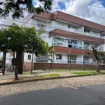 Excelente apartamento de 2 quartos, sendo uma suíte. Apartamento com sala ampla e com o grande diferencial de possuir uma sacada.&lt;BR&gt;Todas as peças pegam o sol da manhã. Apartamento super bem il