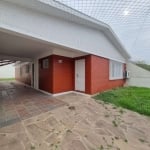 Casa térrea no bairro Guarujá.&lt;BR&gt;110m² privativos em um terreno de 330m².&lt;BR&gt;Possui living amplo com lareira e lavabo integrado com a cozinha, possui ilha em granito absoluto na cozinha.&