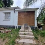 Apresentamos um terreno plano com uma casa térrea de 120 m², situado em uma rua tranquila e arborizada do bairro. Com uma generosa frente de 22,90 m, este espaço é perfeito para quem busca um projeto 