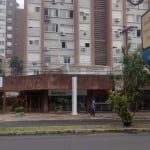 Excelente cobertura à venda no bairro Menino Deus, com 2 dormitórios, sendo 1 suíte, banheiro social, piscina, churrasqueira e vista panorâmica. Área privativa de 98m² e área total de 112.16m². Locali