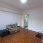 Ótimo apartamento térreo, bem localizado, com frente para a área de circulação e entrada do condomínio. Possui piso em parquet, é semi-mobiliado e conta com 01 dormitório, cozinha com armários, área d