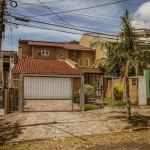 Excelente casa, toda mobiliada no bairro Santo Antonio , com 3 dormitórios, sendo 1 suíte. No pavimento térreo conta com acesso principal com hall de entrada, antessala, lavabo, home office. Garagem p