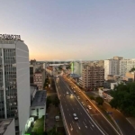 Apartamento com vista eterna para o Guaíba, possuindo hall de entrada, sala ampla, cozinha americana ampla, lavabo, área de serviço, mais uma dependência. Possui 3 dormitórios, sendo uma suíte mais um