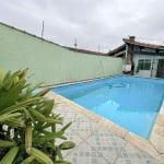 Casa com 3 quartos com piscina ao lado da praia em Praia Grande!