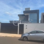 Imperdível oportunidade de adquirir uma casa de luxo na Chácara Cachoeira em Campo Grande-MS: 4 quartos, 4 suítes, 1 sala, 2 banheiros, 4 vagas de garagem, 253,00 m²!