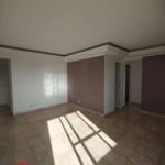 Apartamento vago no Bairro Baeta Neves com 2 vagas de garagem, 2 quartos e sala estendida.