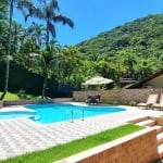 Casa em condomínio fechado com 3 dormitórios, suíte, piscina e área gourmet.