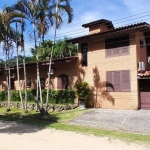 Casa em condomínio fechado com 6 suítes, piscina e área gourmet.