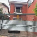 Cidade Ademar, Casa Assobradada com 80m². Dois dormitórios, banheiro social e duas vagas.