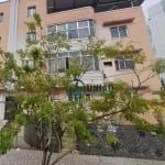 Amplo apartamento com 3 dormitórios, sendo uma suíte, em rua tranquila !