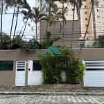 Casa Espetacular a 2 Quadras da Praia com Suíte Master, Jardim e Segurança!!