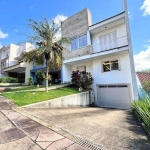 Casa para locação em condominio no bairro Vila Nova, com três dormitórios, uma suíte.