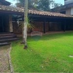 CASA À VENDA NO CONDOMÍNIO BOUGAINVILEE II EM BERTIOGA-SP COM 5 SUÍTES.