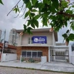 Vende excelente e amplo sobrado com328m² construídos junto a Rua 13 de Maio e ao Lago dos Patos na Vila Galvão em Guarulhos-SP