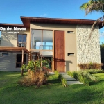 Excelente Casa à VENDA em Praia do Forte !  Condomínio à 55km do Aeroporto de Salvador - BA.  Casa com 4 quartos, sendo um deles no térreo, Todos Suítes, Sala de Estar e Jantar, Co