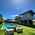 Excelente Casa à Venda em Praia do Forte BA !  Condomínio à 55km do Aeroporto de Salvador- BA.  Casa com 4 quartos, sendo um deles no térreo Todos Suítes, Sala de Estar e Jantar  C